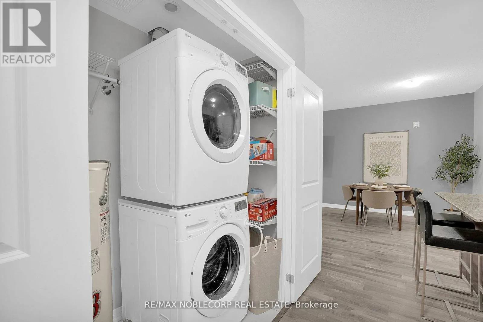 206 - 157 WELLINGTON STREET E