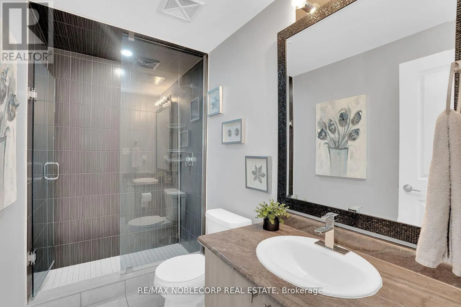 206 - 157 WELLINGTON STREET E