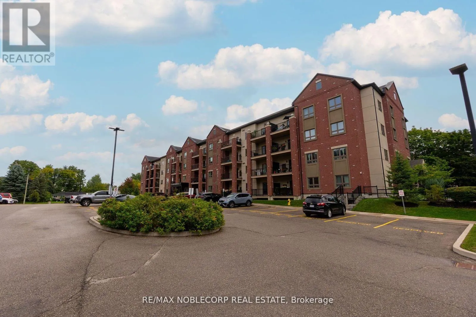 206 - 157 WELLINGTON STREET E