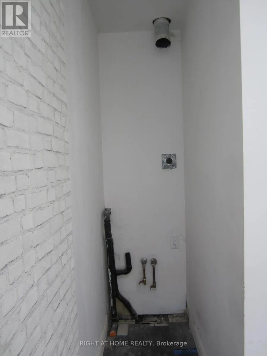 #A - 18 WELLINGTON STREET E