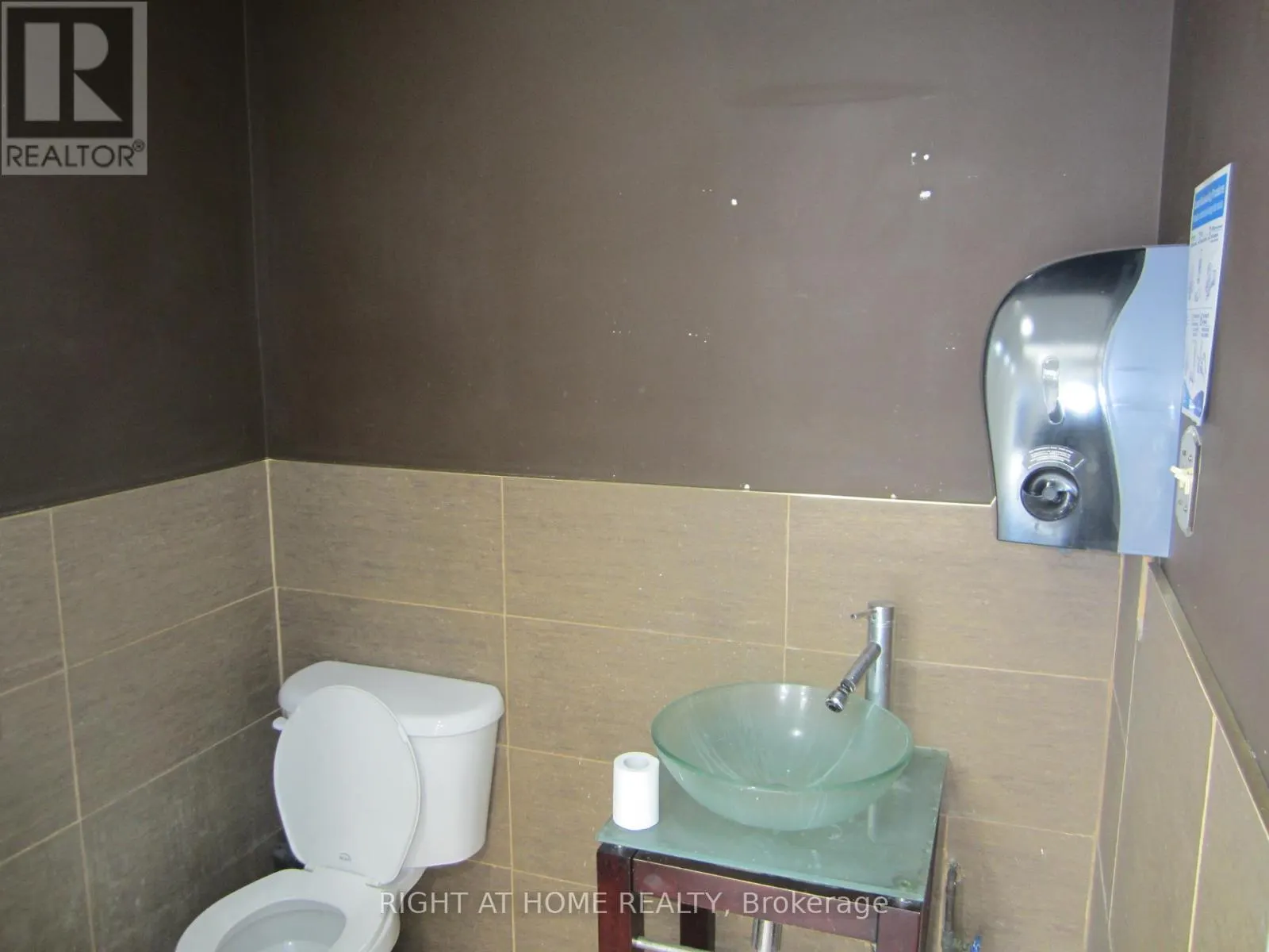 #A - 18 WELLINGTON STREET E