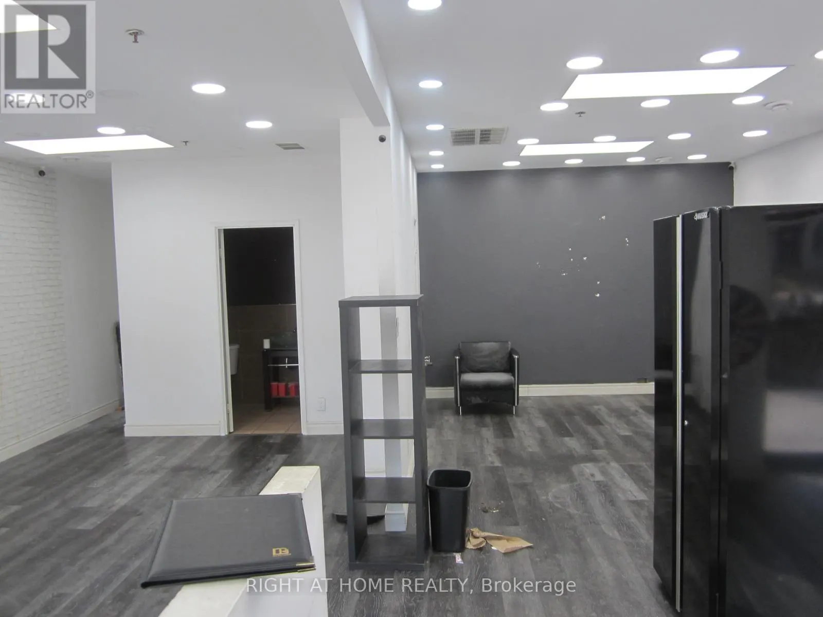 #A - 18 WELLINGTON STREET E