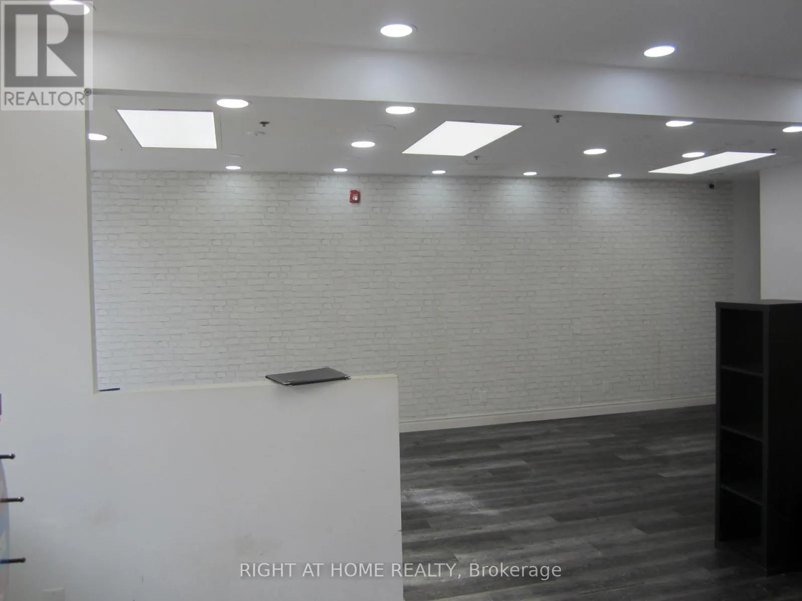 #A - 18 WELLINGTON STREET E