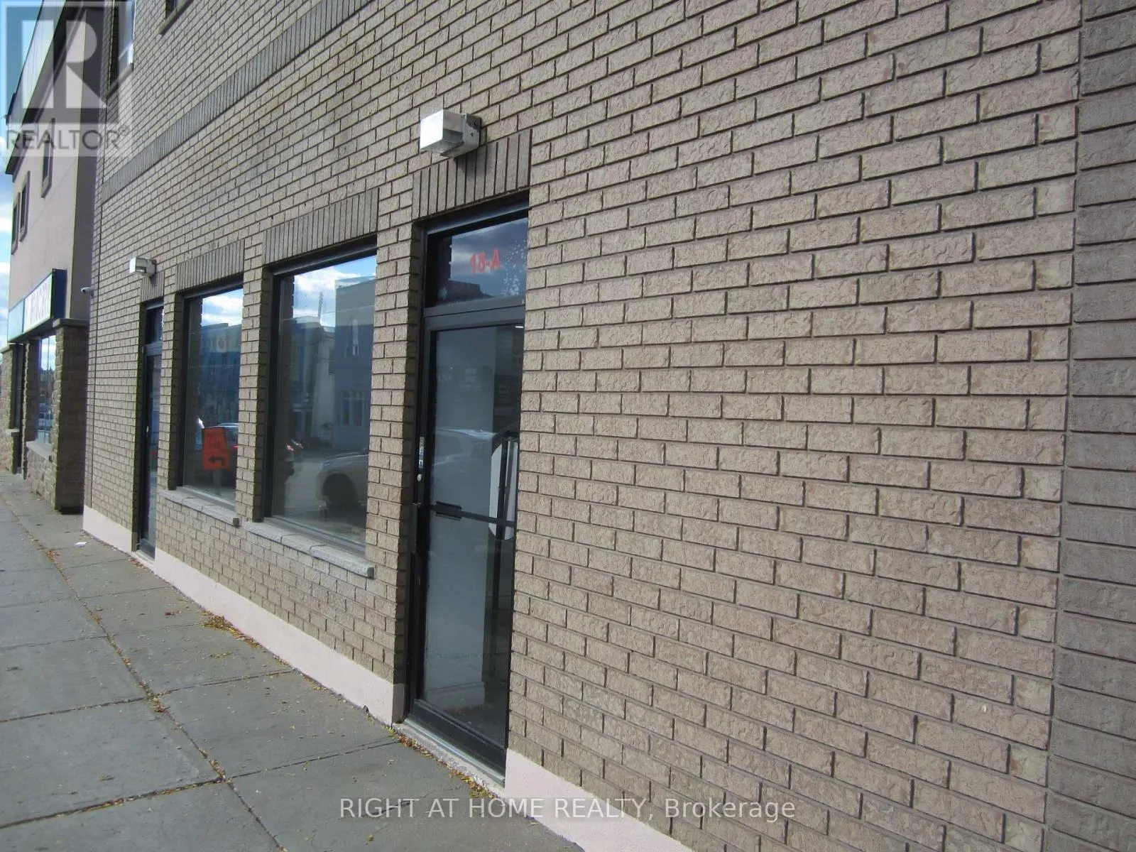 #A - 18 WELLINGTON STREET E