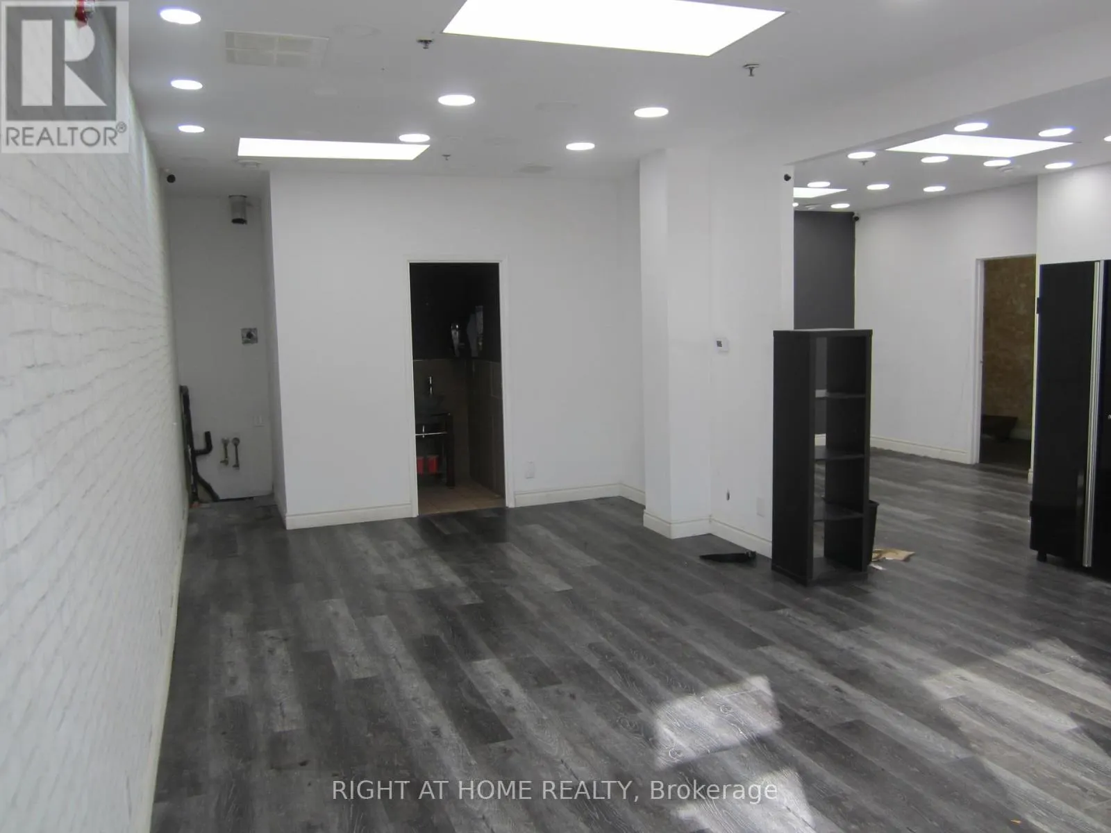 #A - 18 WELLINGTON STREET E