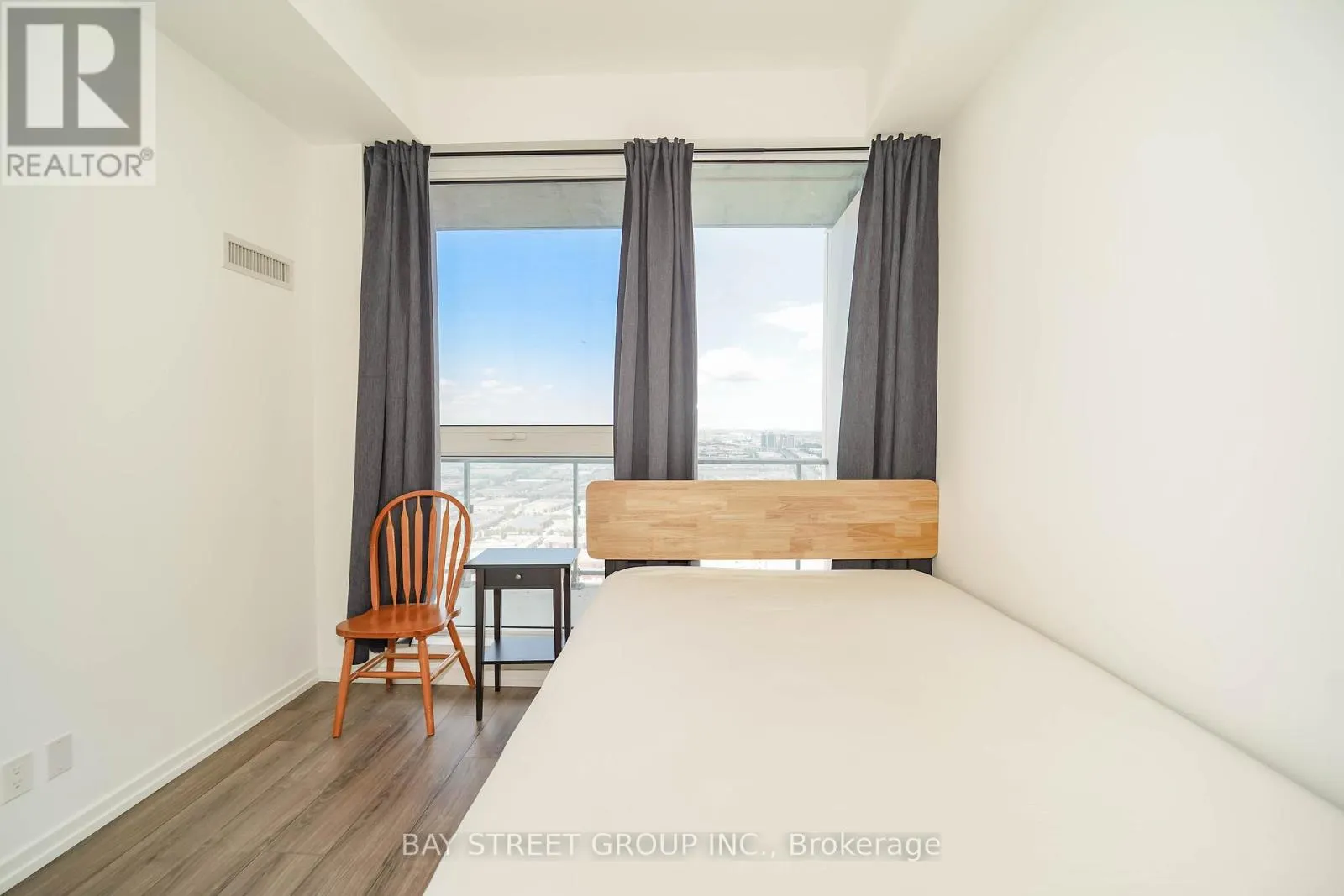 4512 - 1000 PORTAGE PARKWAY