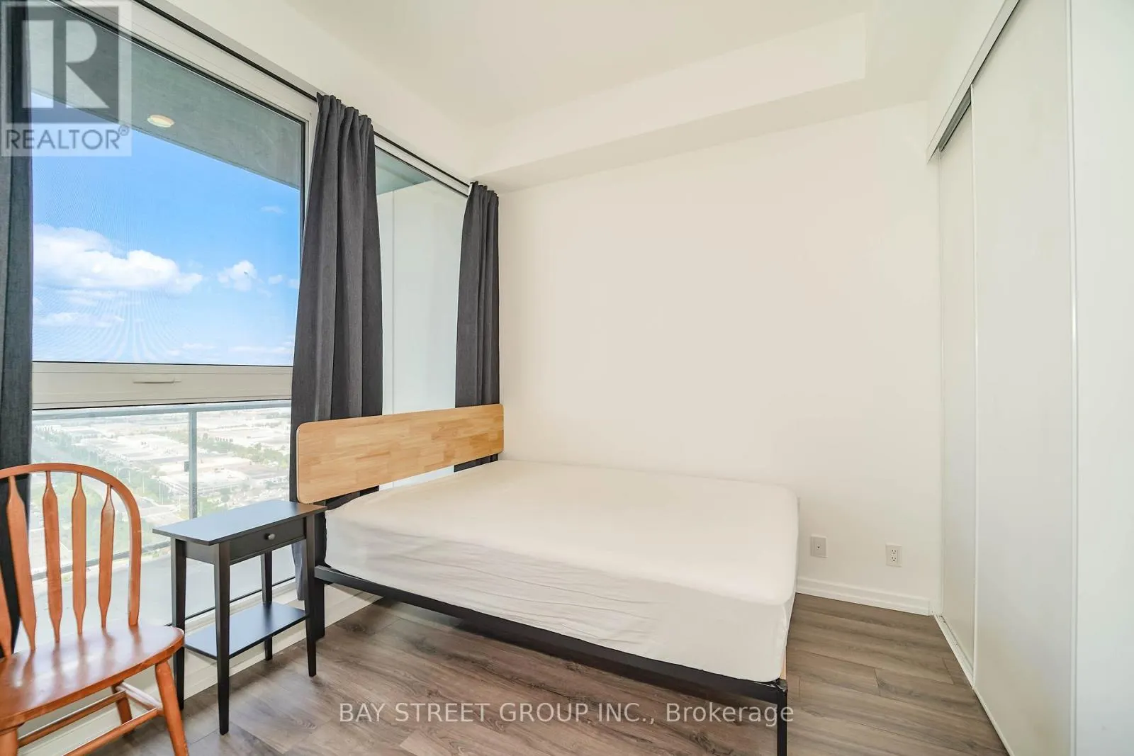 4512 - 1000 PORTAGE PARKWAY