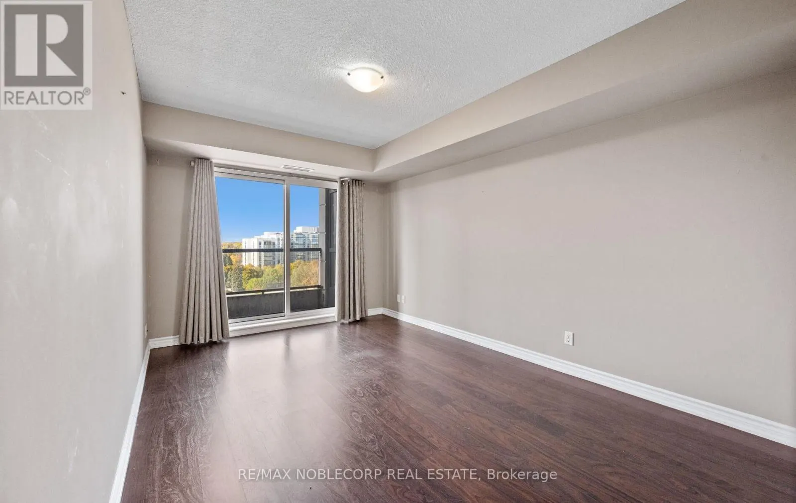 928 - 18 HARDING BOULEVARD