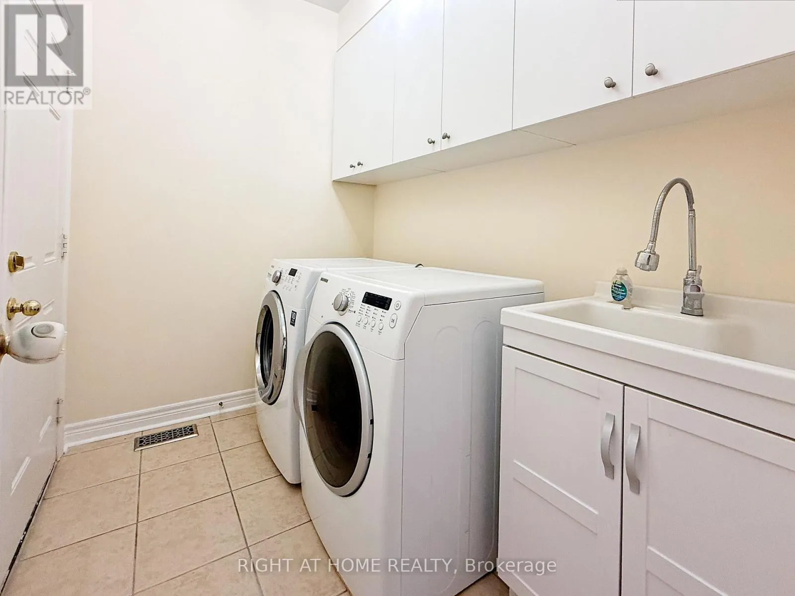 UPPER - 54 GEORGE KIRBY STREET