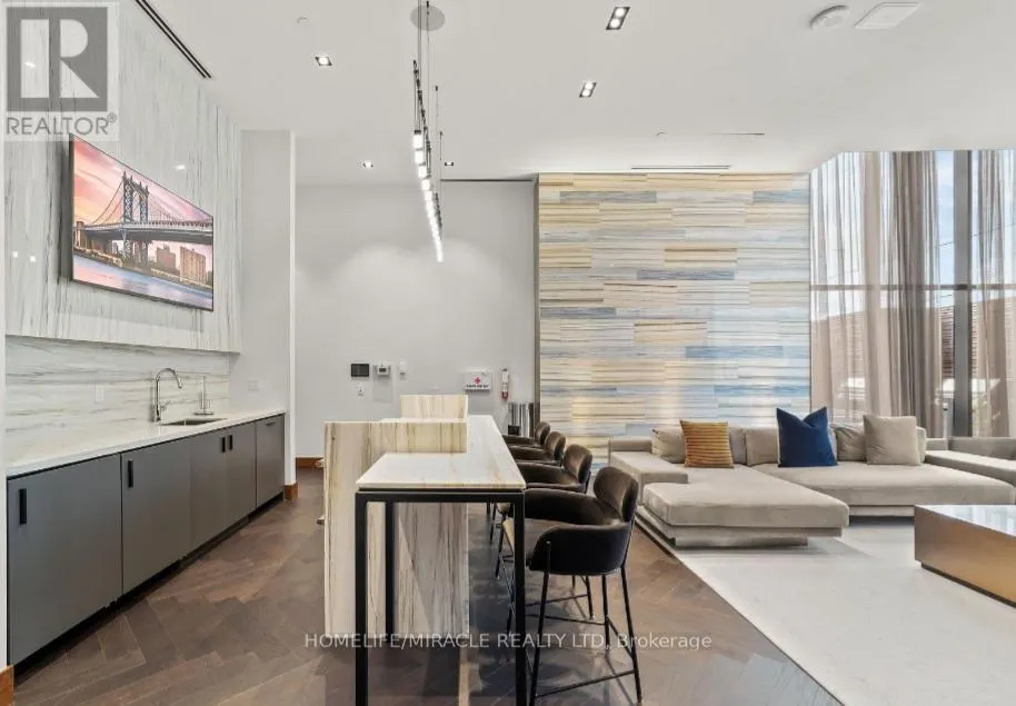 2004 - 7895 JANE STREET