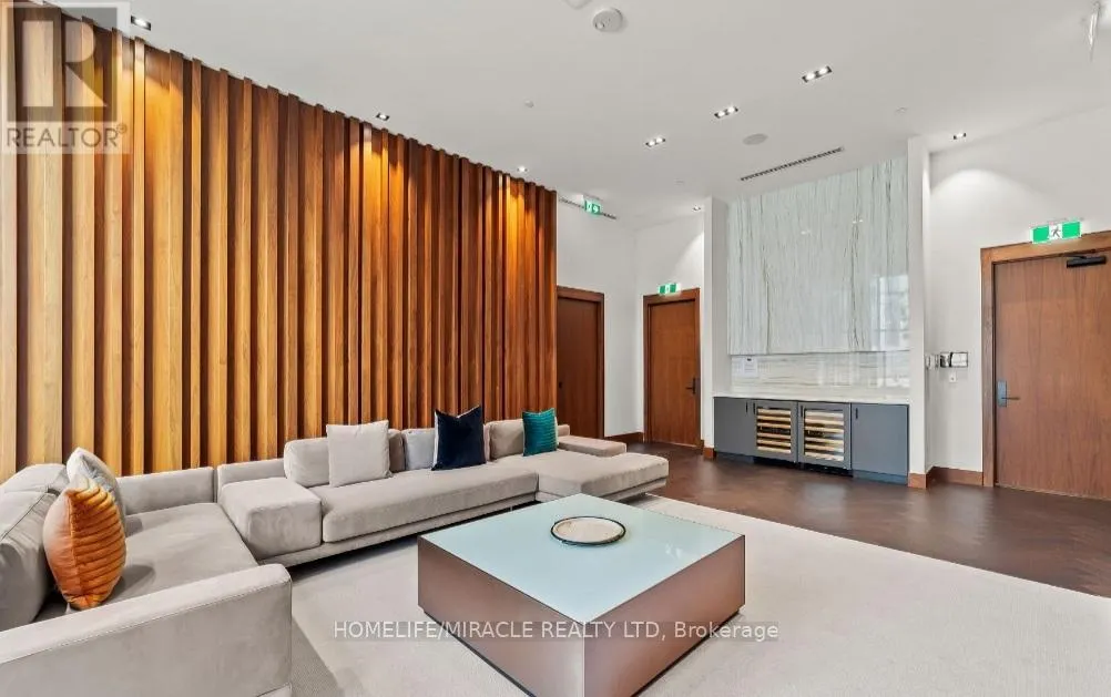 2004 - 7895 JANE STREET