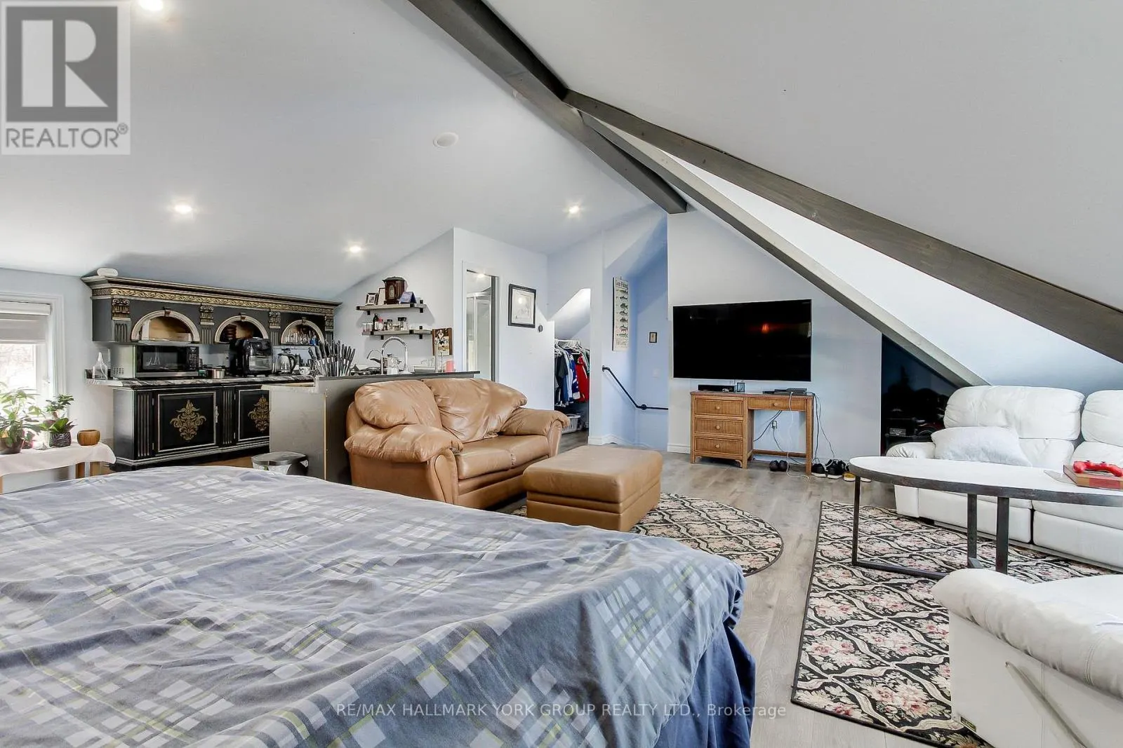 303 LAKE DR EAST UNIT A DRIVE