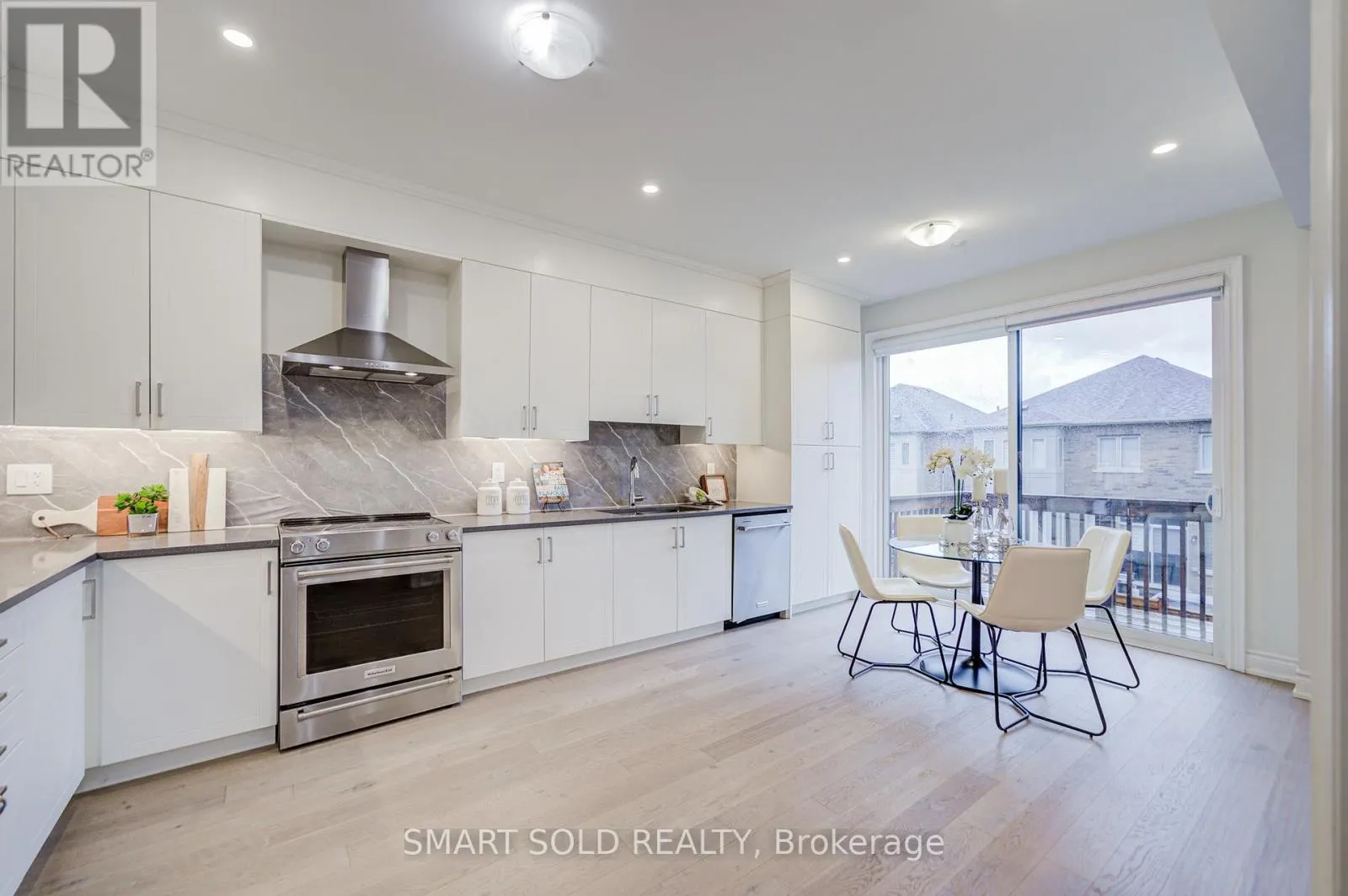 112 CARRIAGE SHOP BEND