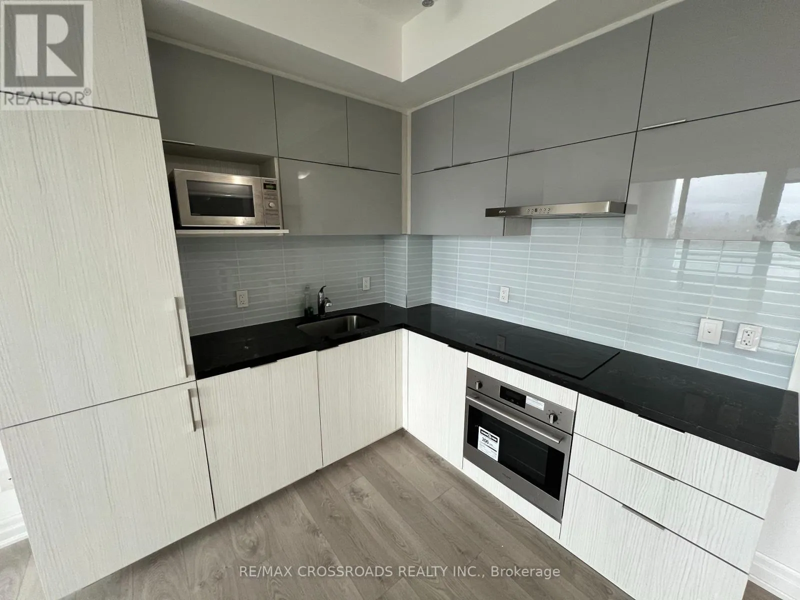 907 - 8 ROUGE VALLEY DRIVE