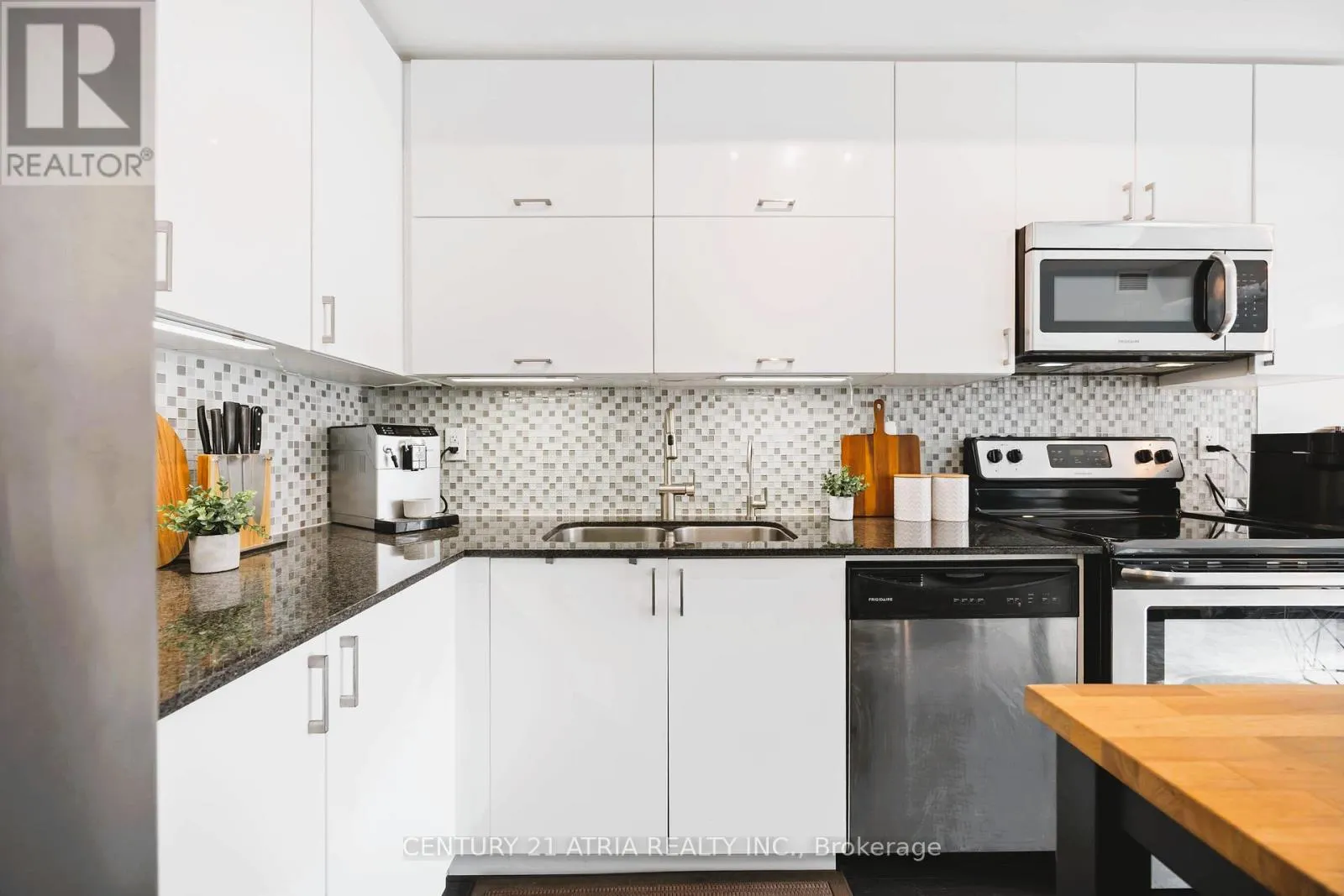 331 - 28 PRINCE REGENT STREET