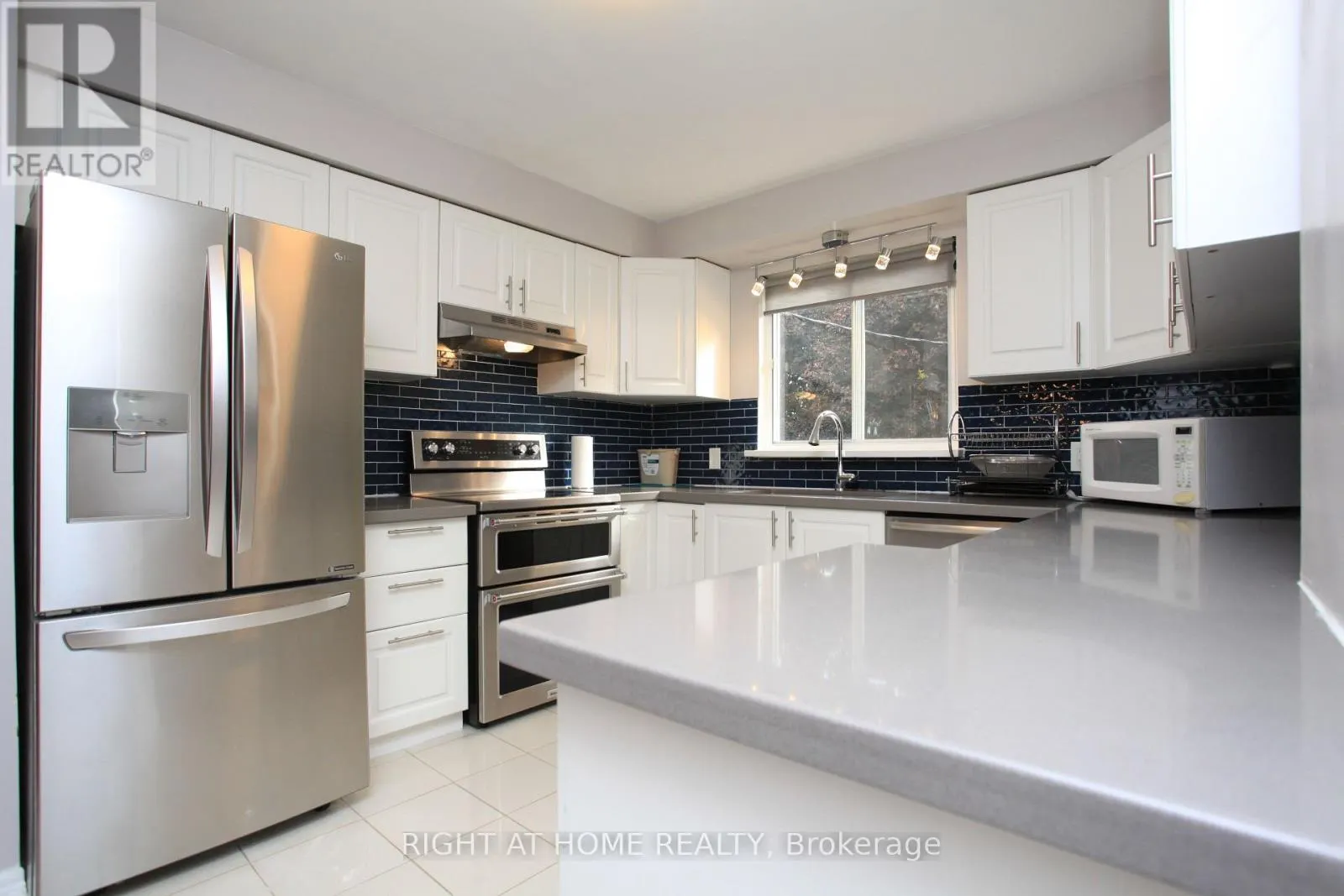 38 - 38 THE CARRIAGE WAY