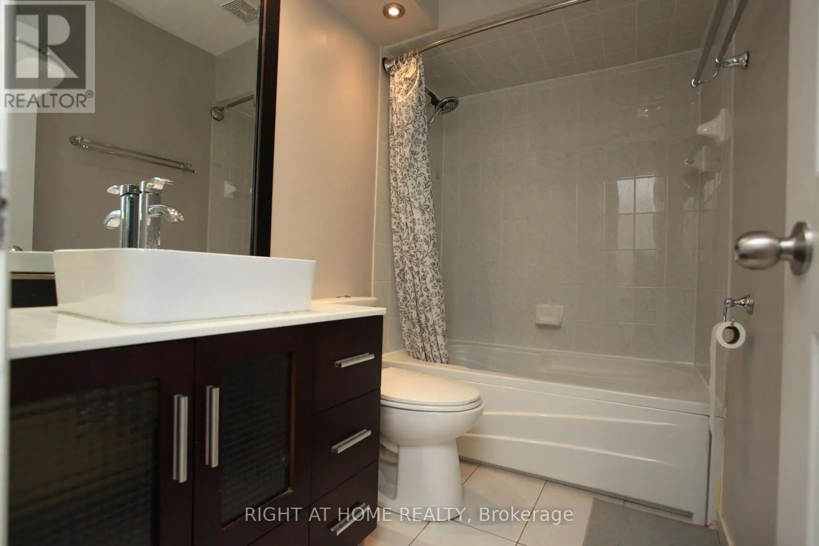 38 - 38 THE CARRIAGE WAY