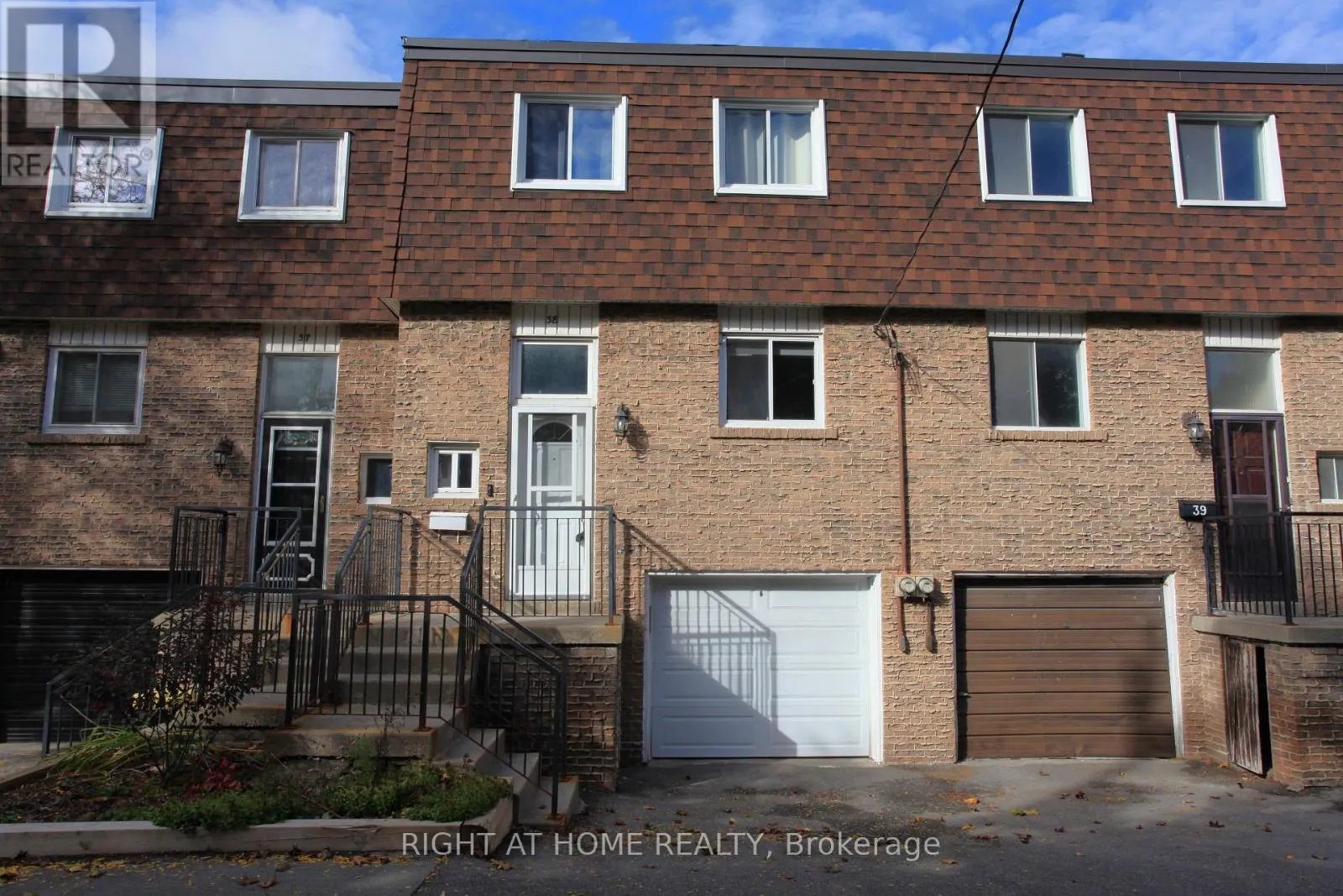 38 - 38 THE CARRIAGE WAY