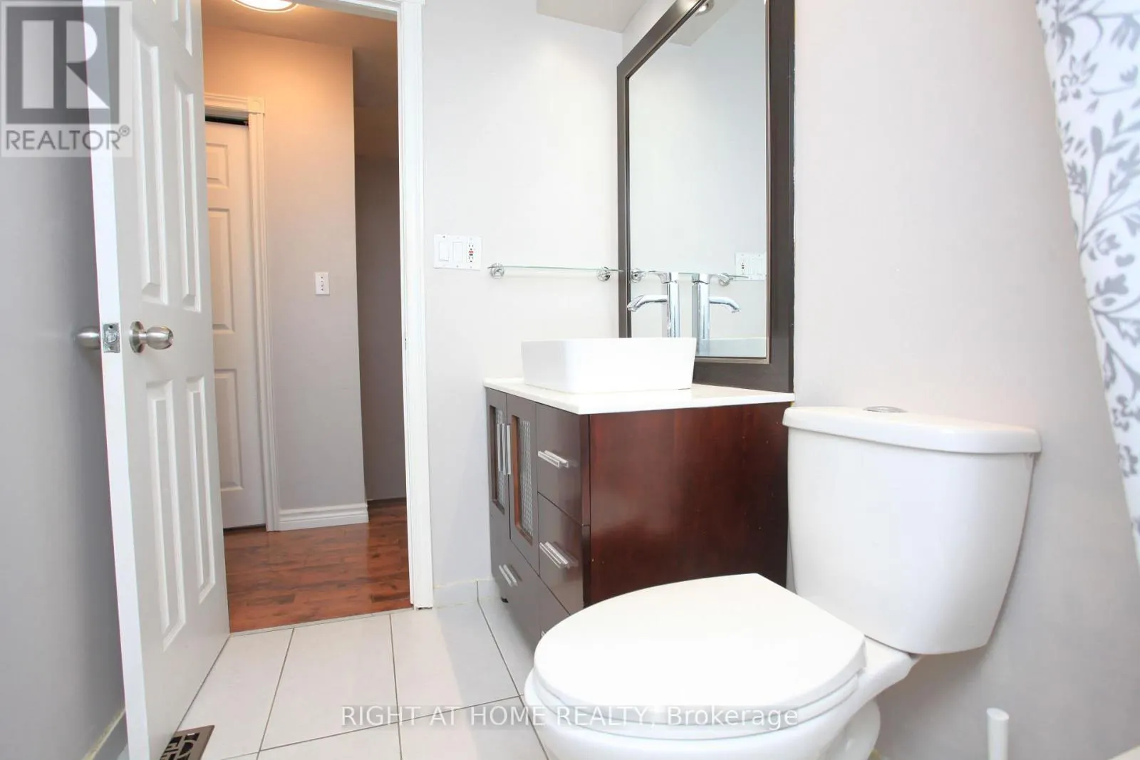 38 - 38 THE CARRIAGE WAY