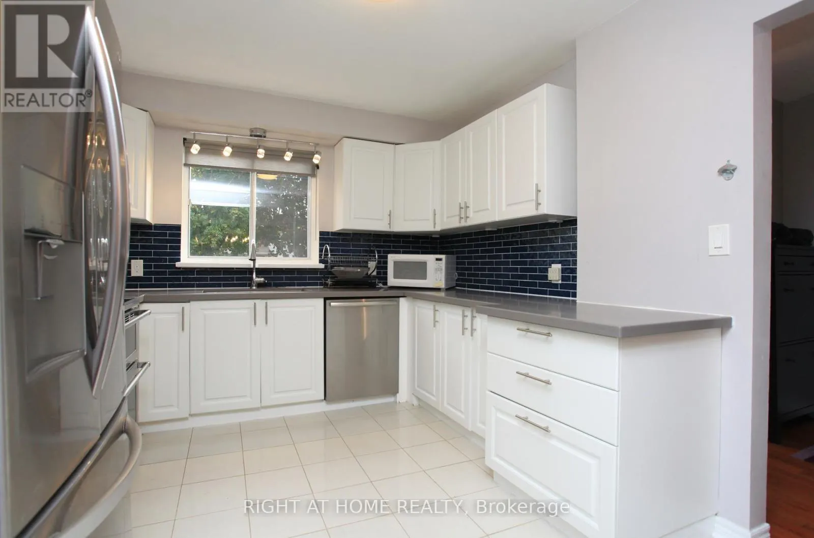 38 - 38 THE CARRIAGE WAY