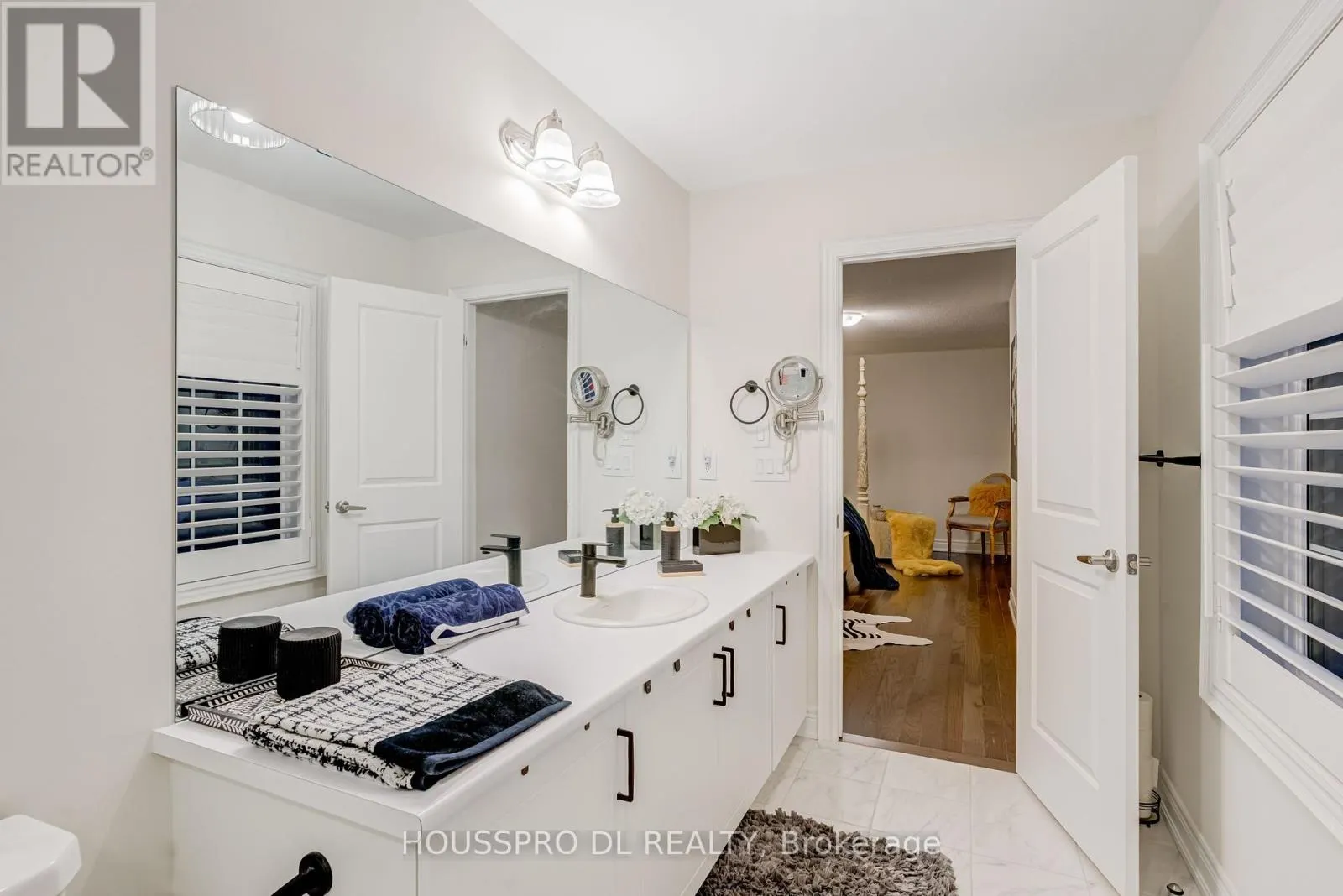 136 CARRIAGE SHOP BEND