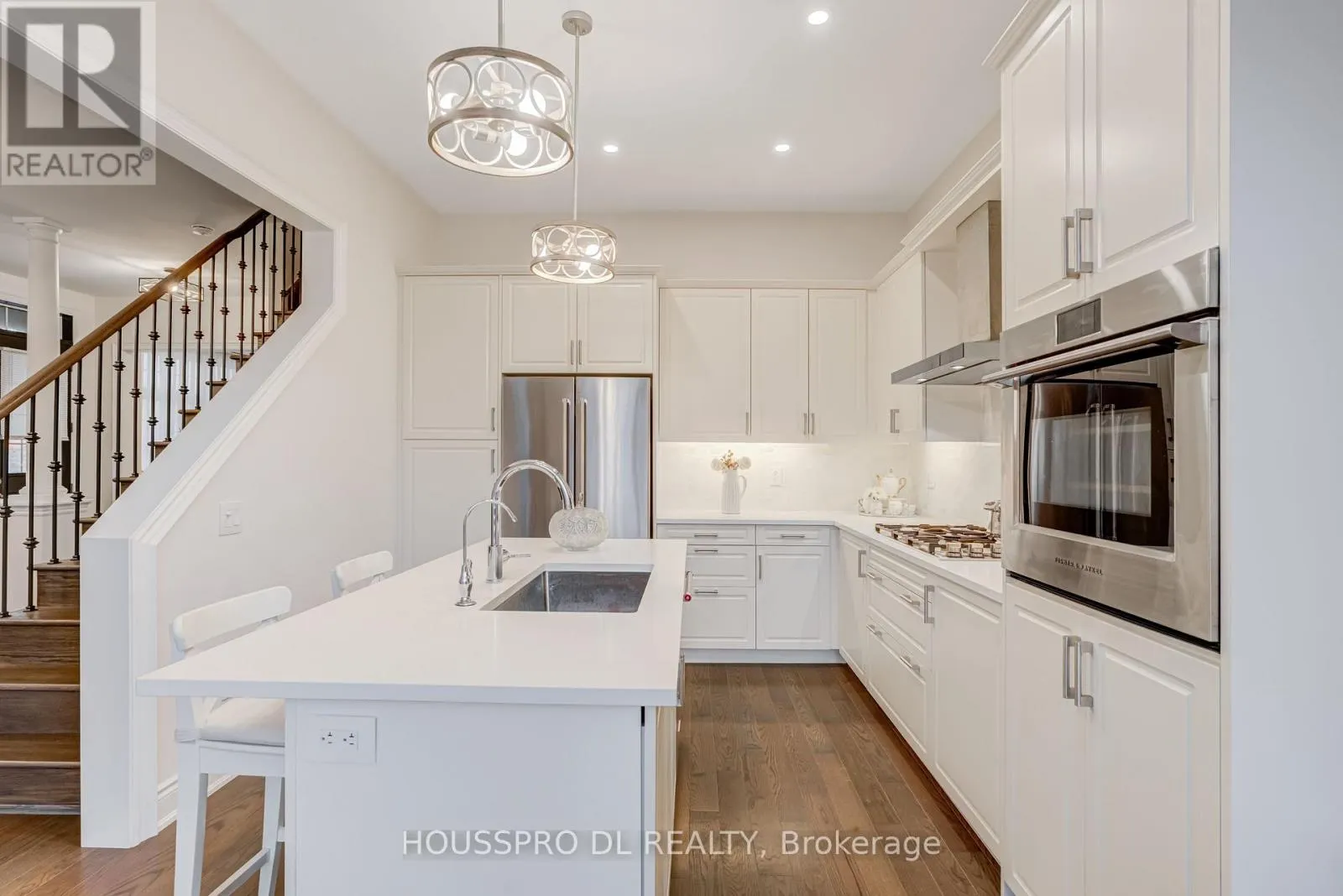 136 CARRIAGE SHOP BEND