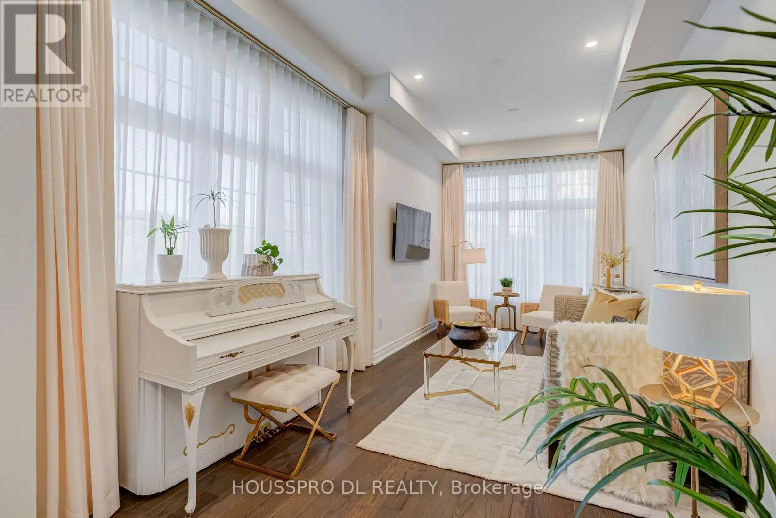 136 CARRIAGE SHOP BEND