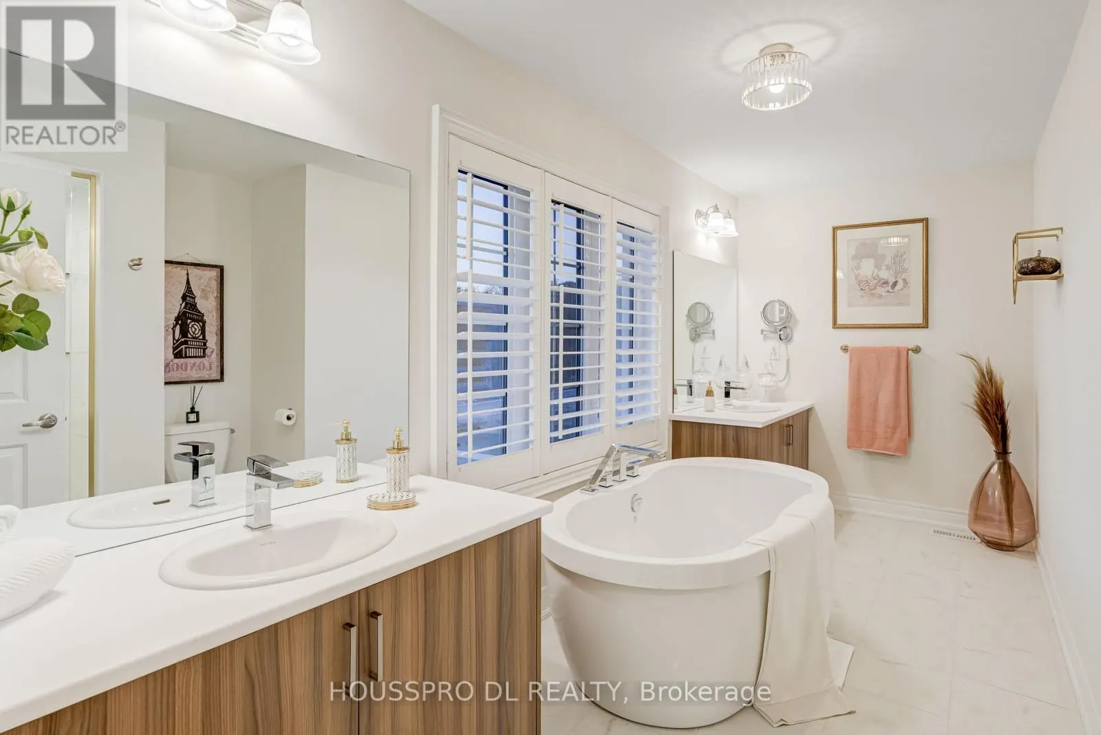 136 CARRIAGE SHOP BEND