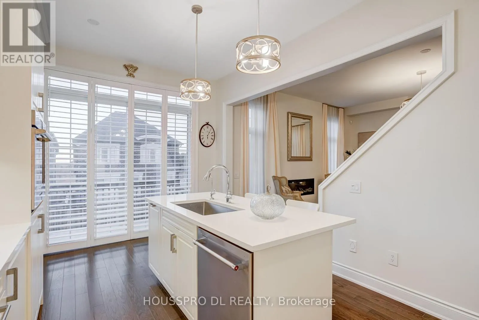 136 CARRIAGE SHOP BEND