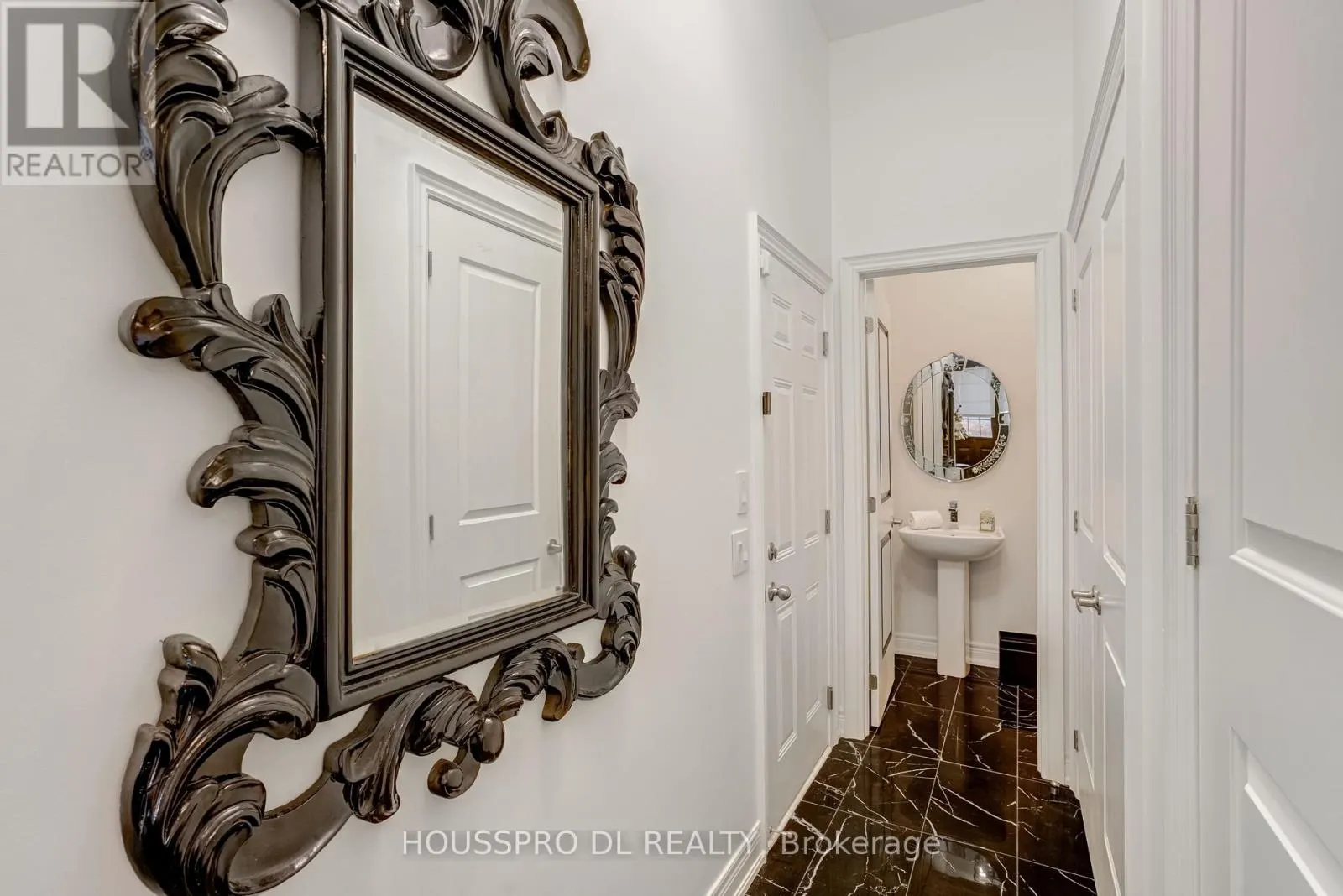 136 CARRIAGE SHOP BEND