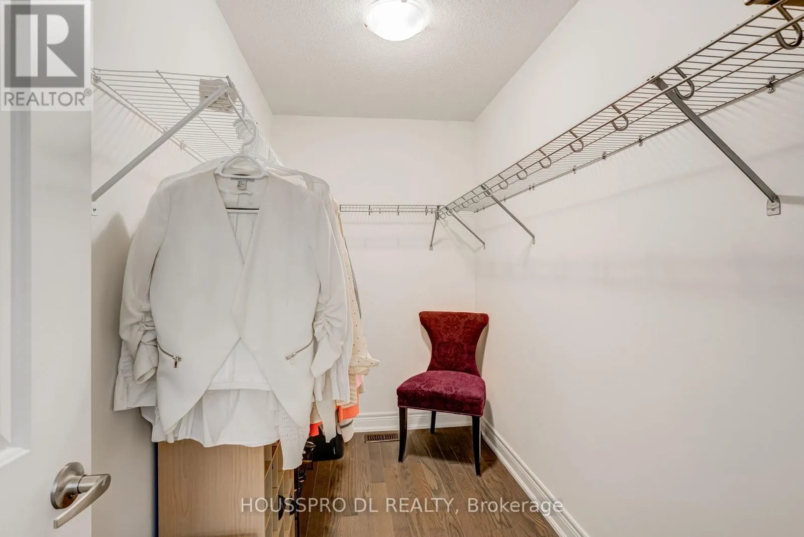 136 CARRIAGE SHOP BEND