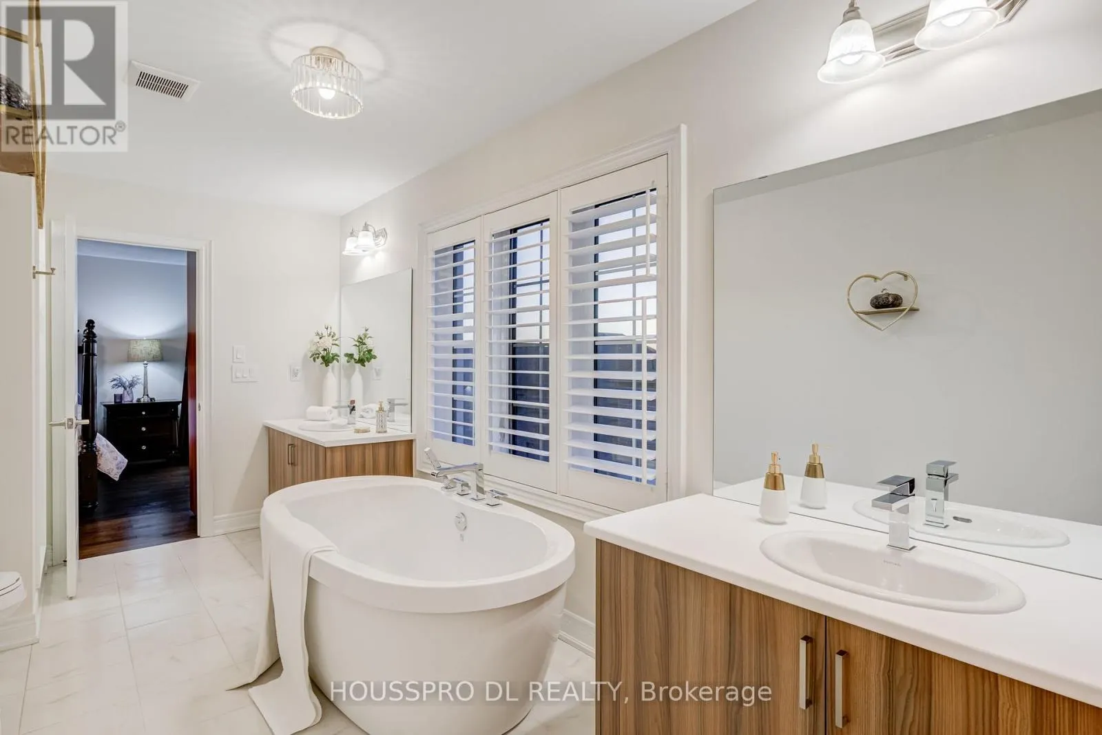 136 CARRIAGE SHOP BEND