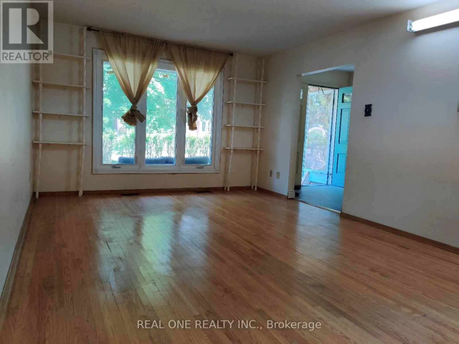 UPPER - 93 SOUTHDALE DRIVE