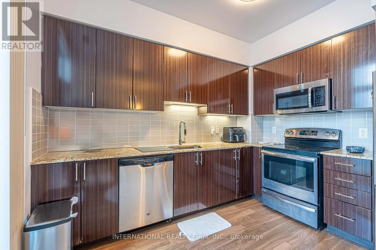 PH09 - 7165 YONGE STREET