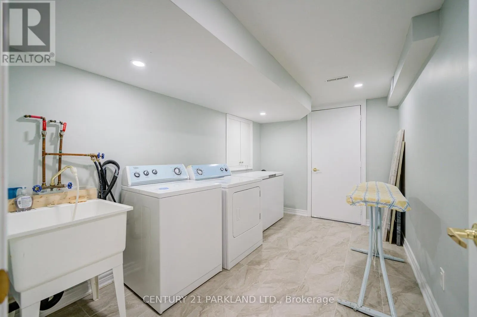 13 TURNHOUSE CRESCENT