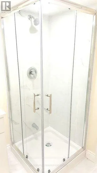 LOWER - 9884 BAYVIEW AVENUE