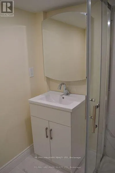 LOWER - 9884 BAYVIEW AVENUE