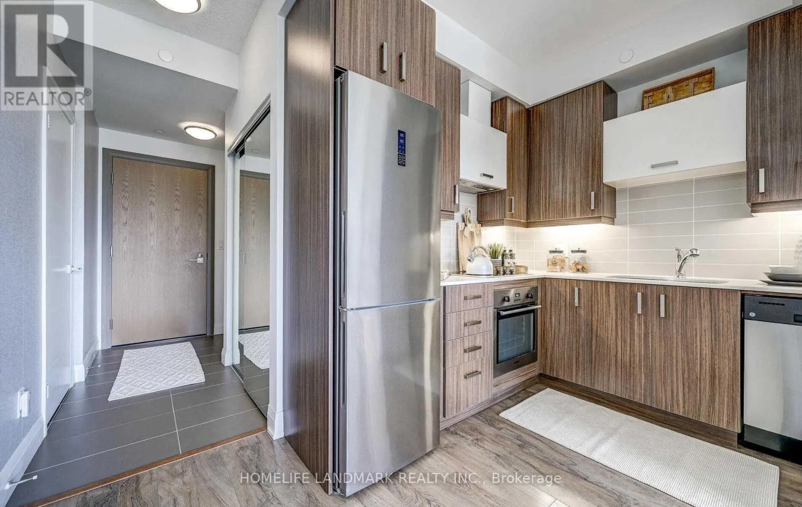 726 - 28 UPTOWN DRIVE