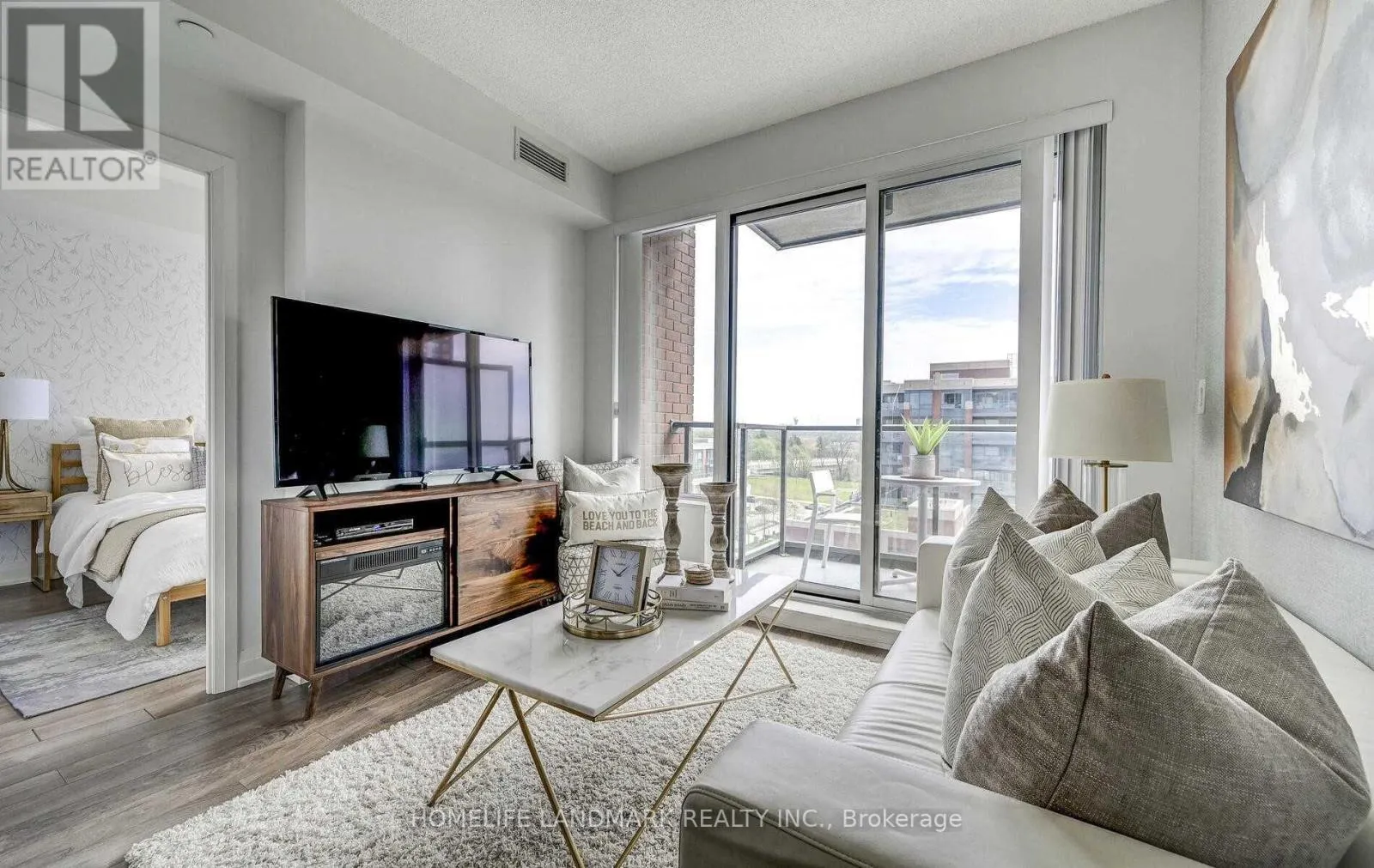 726 - 28 UPTOWN DRIVE