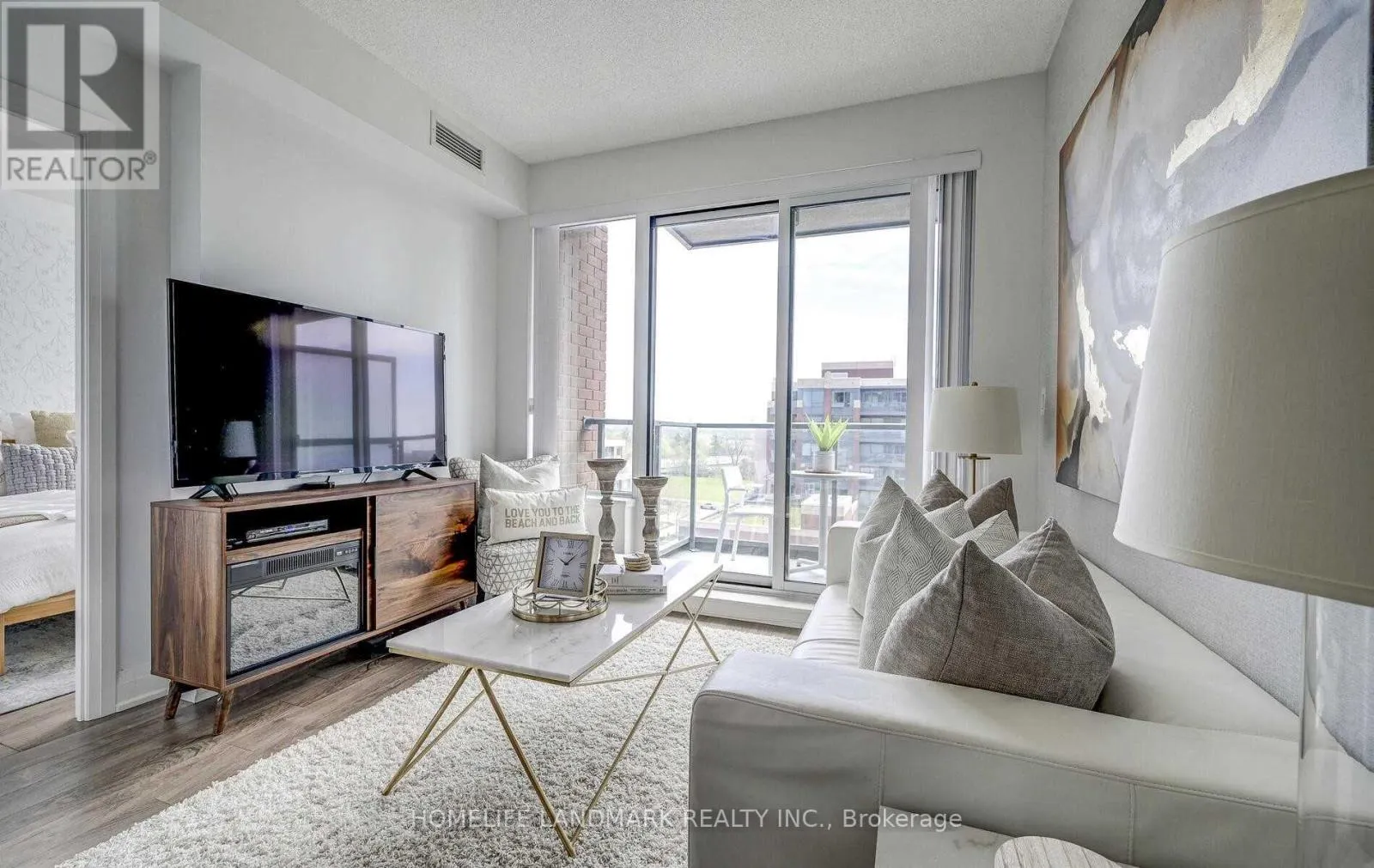 726 - 28 UPTOWN DRIVE