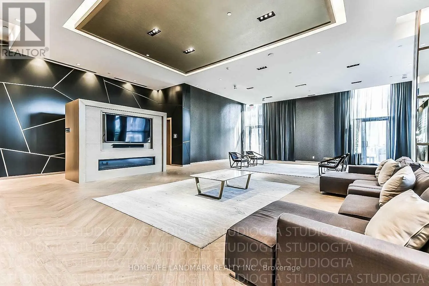 726 - 28 UPTOWN DRIVE