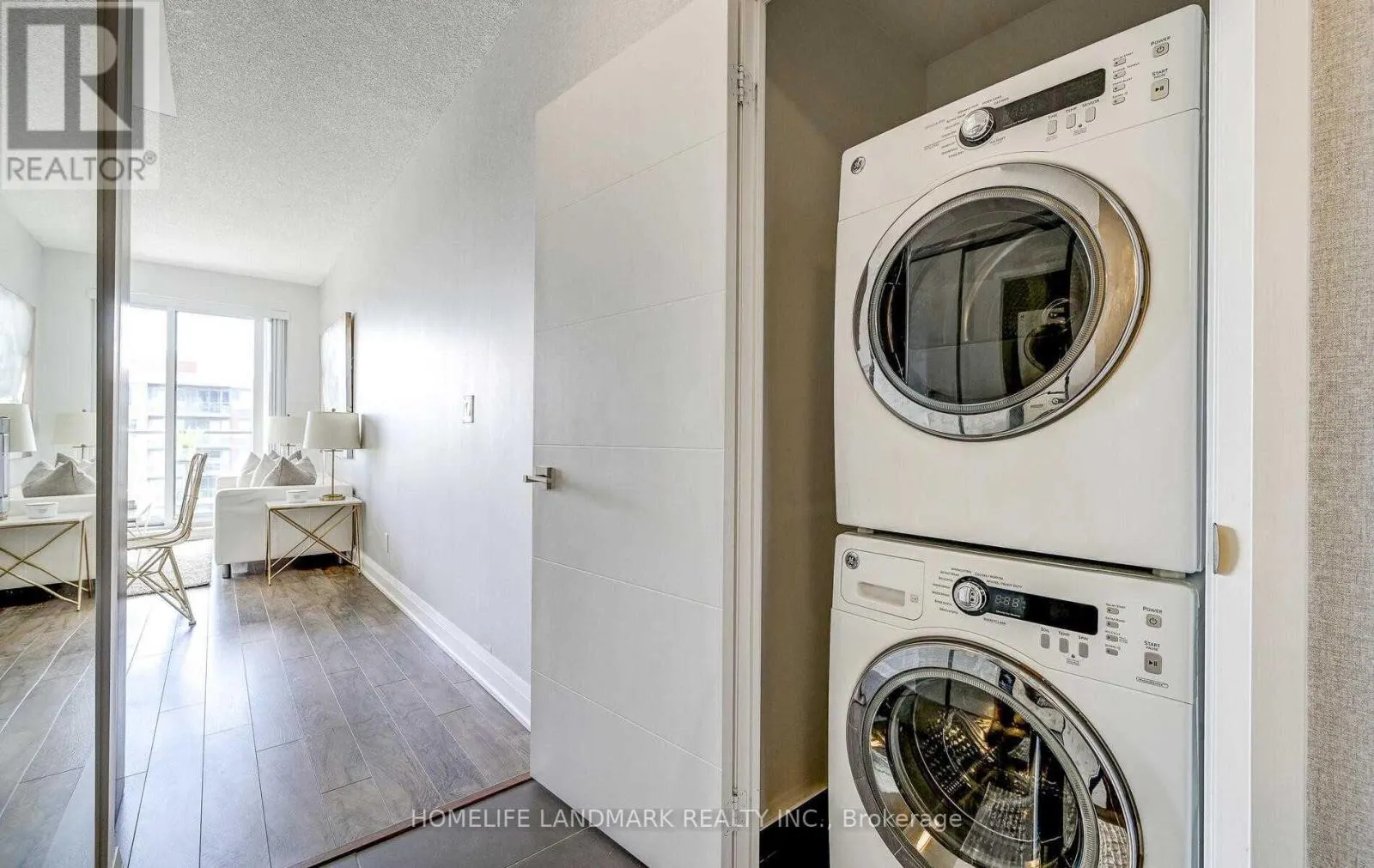 726 - 28 UPTOWN DRIVE