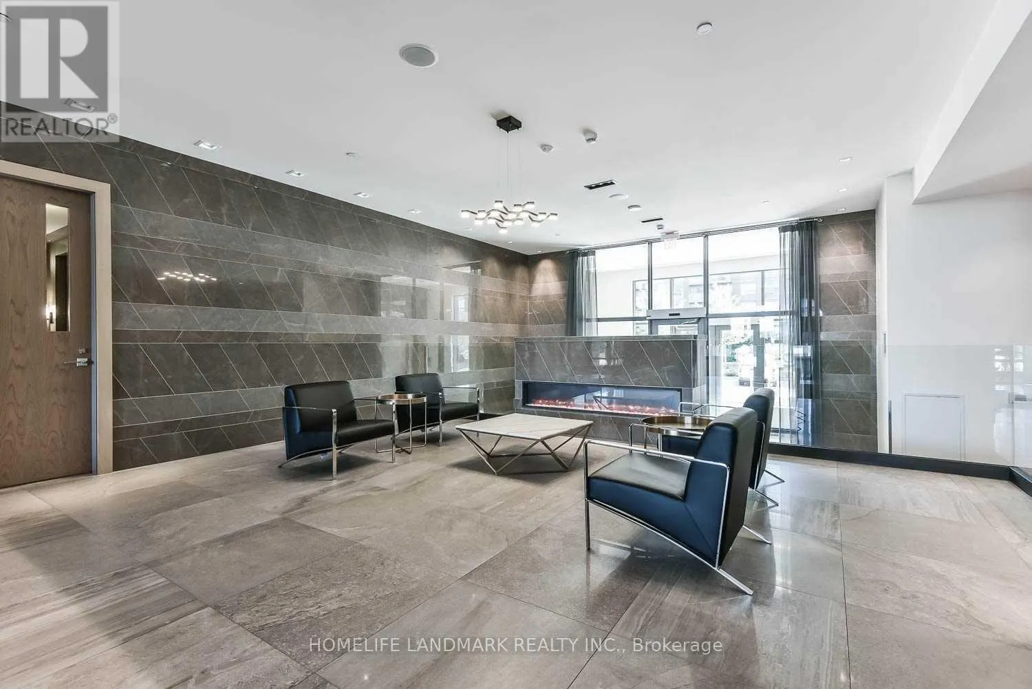 726 - 28 UPTOWN DRIVE