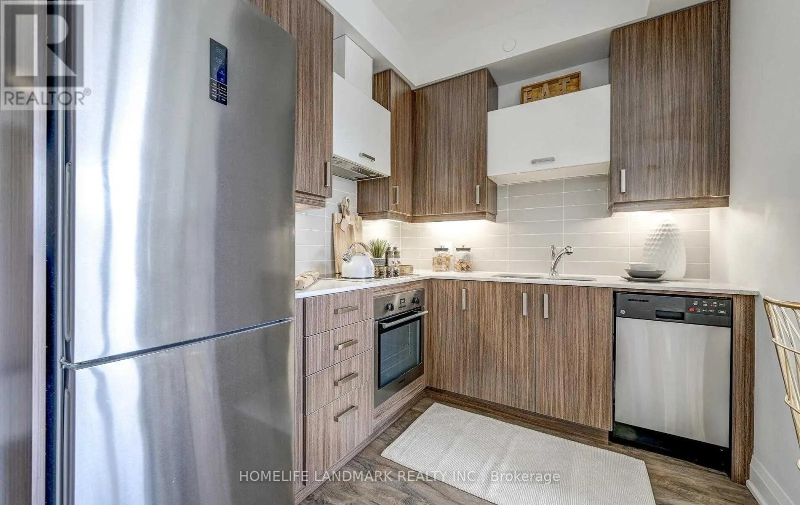 726 - 28 UPTOWN DRIVE