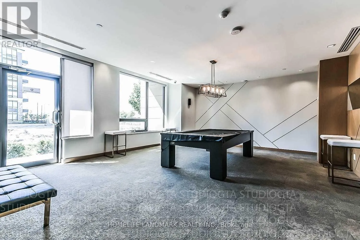 726 - 28 UPTOWN DRIVE