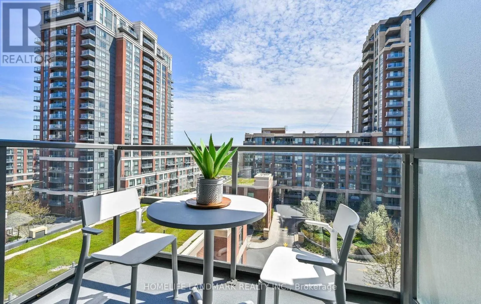 726 - 28 UPTOWN DRIVE