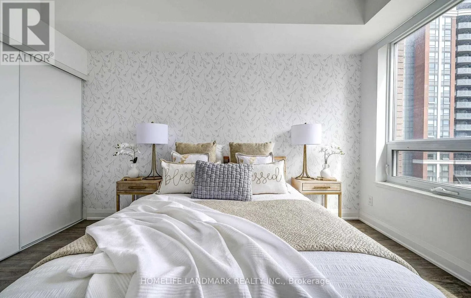 726 - 28 UPTOWN DRIVE