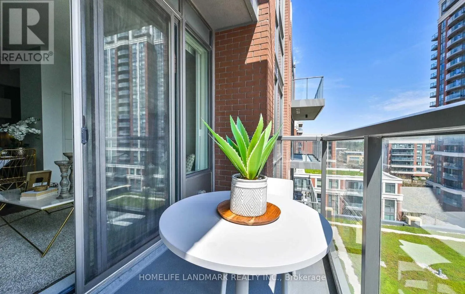 726 - 28 UPTOWN DRIVE