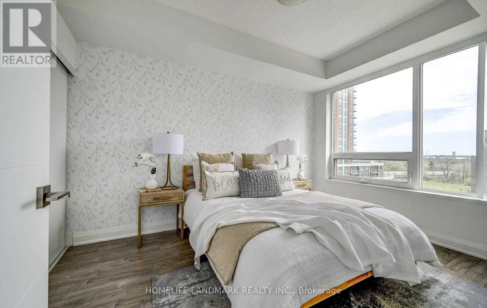 726 - 28 UPTOWN DRIVE