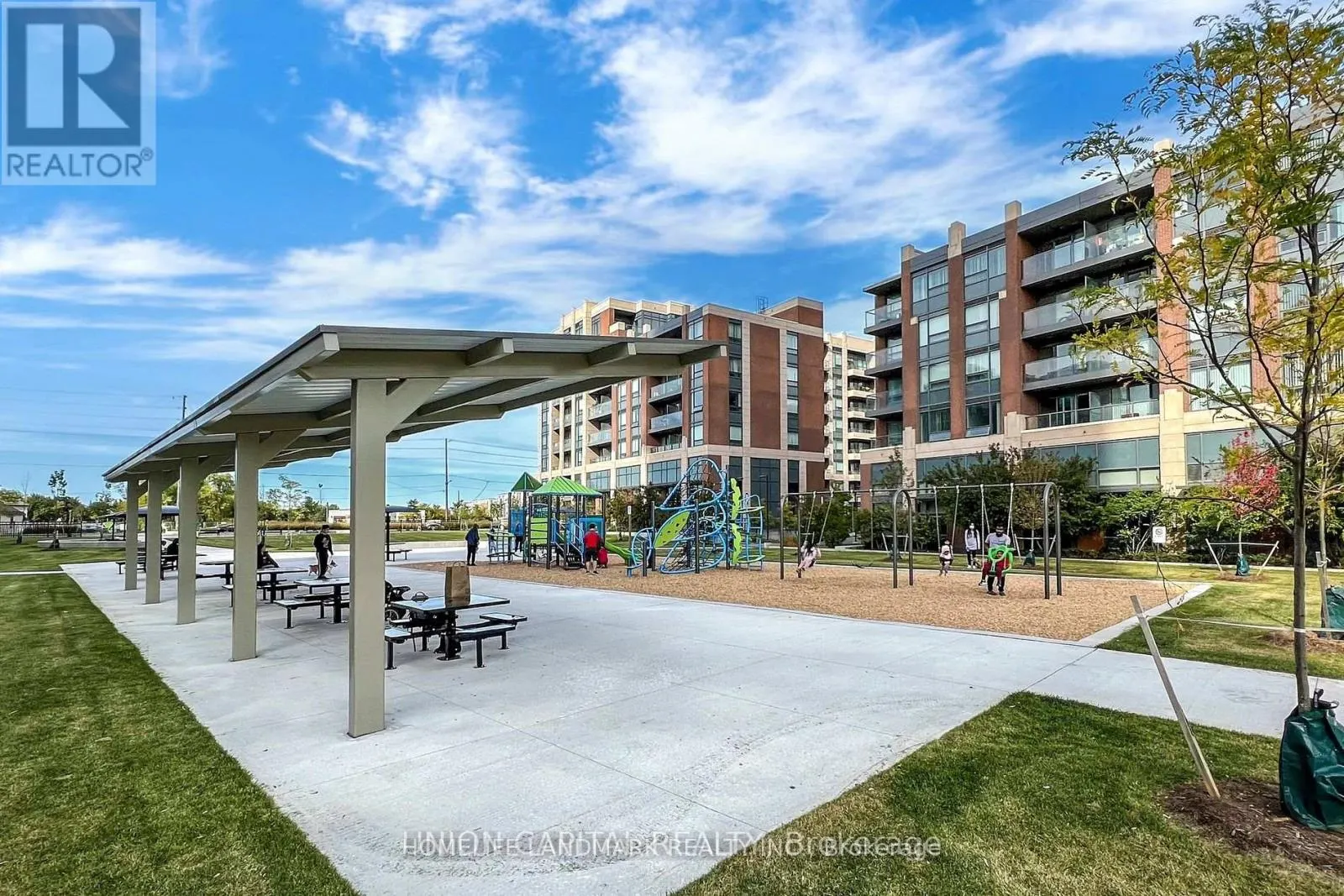 726 - 28 UPTOWN DRIVE